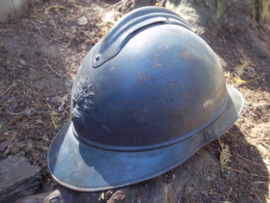 French helmet 1915 with infantry badge, and leather officers chinstrap. Franse helm M-15 met 1e model infanterie embleem en leren kinband  officiers model. mooie horizon blauwe kleur, Casque Adrianne.