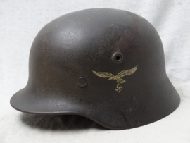 German helmet pattern 1940 with one Luftwaffe decal. Duitse helm M-40 maat Q-64 met mooie heldere Luftwaffe decal, binnenwerk in gedragen staat, riem gedateerd 1938 leuke helm zo gevonden.