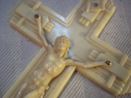 Hard plastic, celluloid communie setje kruisbeeld, met wijwatersvaatje  zeer decoratief.