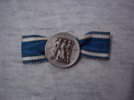Duitse oorkonde met penning in doos, zilveren draagspeld met lint en rond speldje.  Für langjärige mitarbeit im Dienste der Pfälzischen Wirtschaft.  25 jaar. diameter penning 8 cm.