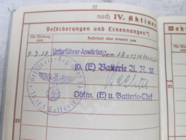 German Wehrpas. Duitse wehrpas, soldaat is gevallen, vocht bij de Maginotlinie. De Wehrpas is voor zijn korte tijd in dienst zeer netjes ingevuld met mooie stempels van artillerie regiment.