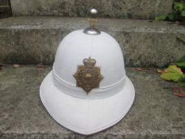 British Royal marines Wolsey pith helmet worn by the RM band. complete with badge and chinscale hard to find helmet. Tropenhelm van de Engelse Royal marines Mariniers. zeer goede staat. wereldbol als punt. met koperen kinketting.