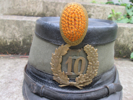 Dutch shako pattern 1912. officer, Nederlandse officiers sjako M1912, wollige binnenkant, geen zijde. compleet met kokarden en stormriem nette doch gedragen staat. TOP stuk nu moeilijk te vinden.