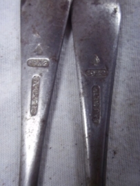 2 Forks of the Brittish army 1942. 2 vorken Engels leger beide 1942 gedateerd.