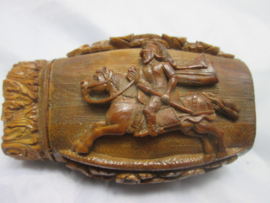 Cut from a nut a military scene of 1870-1871 by a French soldier, very detailed. Uit een noot gesneden een Franse cavalerist  en de adelaar met militaire items zeer gedetailleerd, helaas incompleet 1870-1871 Frans-Duitse oorlog.