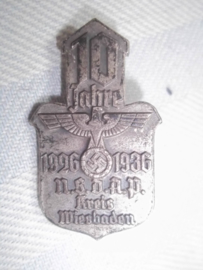 German tinnie 10 Jahre 1926- 1936 NSDAP kreis Wiesbaden. Duitse tinnie, met maker.