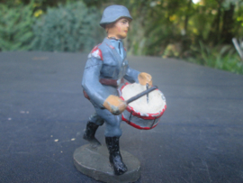 ELASTOLIN German luftwaffe soldier with drum. Duitse luchtmacht soldaat met trommel. goede staat.
