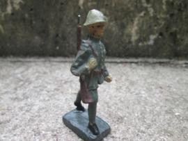 DURSO Dutch soldier, Nederlandse soldaat met geweer marcherend.