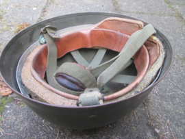 Belgium post war paratrooper helmet of the 50-60. Belgische parahelm naar Engels model met canvas riemen gebruikt in de Congo en bij het ballonspringen, goed voor reenactment.
