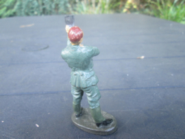 ELASTOLIN German soldier shaving. Duitse soldaat die zich scheert. goede staat.