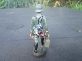 ELASTOLIN German soldier. Duitse soldaat met koffer.