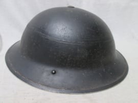 British steelhelmet Mk2, nicely marked and dated, mint condition. Engelse helm Mk2 1939 in een bijna mint staat zeer nette helm. zwart geverfd.