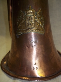 Dutch bugle model 1881 nicely marked and dated 1915, with army badge, Nederlands bazuin met regimentsnummer en datum en nationaal landswapen JE MAINTENDRAI . bijzonder item