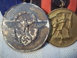 German medal bar, spange with 2 medals, Police medal 8 years of service and the Anschluss medal. Duitse medaille balk met 2 medailles Politie 8 jaar trouwe Dienst en de Anschluss medaille.