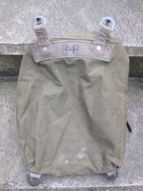German backpack late war production. Duitse artillerie Wehrmacht rugzak, met markering en extra riemen. zeer apart. laat oorlogse produktie.