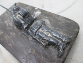 Statue of a german soldier with spikehelmet, silver finish. Beeldje van een duitse soldaat met pickelhaube schietend op marmeren voet, verzilverd, en kleine signatie op voet WMF fabrikant.