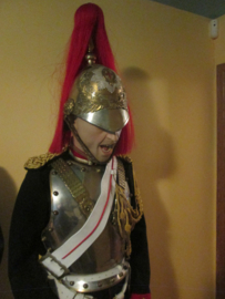 British GUARDS uniform. Engels uniform House Hold Cavalry. compleet helm, kuras zwaard met riem giberne tas jas broek laarzen met sporen, leuk geheel.