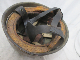 British paratrooper helmet, BMB- 1942 with leather liner. Engelse parahelm Mk I met leren kinriem en stootrand, originele kleur en mooi gemarkeerd met datum. zo uit de omgeving van Arnhem. Zeer ZELDZAME helm.