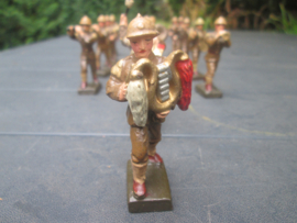 LINEOL Belgium soldiers drumband smaller size. 15 Belgische soldaten drumband 1 met lyra. kleiner model soldaatjes bijzonder apart.