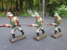 LINEOL 3 Attacking German soldiers smaller size. 3 Duitse soldaten in de aanval kleiner model goede staat.