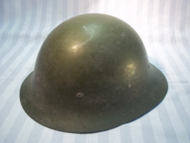 Dutch helmet M-1916 nicely marked CM- 1927. Nederlandse helm Model 1916, met CM stempel, 1 riemsleuf en datum 1927 perfecte staat CM- Centraal Magazijn. helm in een bijna MINT staat en in deze conditie nauwelijks nog te vinden zeldzaam dus.