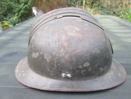 French helmet M1926. Franse helmet casque Adrianne M1926 met origineel 2e model infanterie helm embleem. gebruikt doch nette staat.