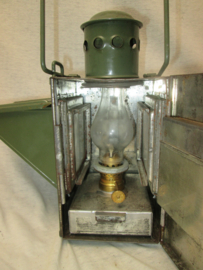 Verkeers lamp en of spoorweglamp, met verschillende kleuren rood, groen en plaatjes met pijlen, waar bij de richting bepaald werd. lamp geheel compleet, met brander. leuke complete set.