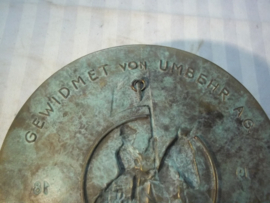 Bronse plaque Swiss soldier on horse 1918, Bronzen ophangbord, plaquette uit 1918 met Zwitserse lansier.