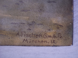 Grafplaat, Duitse soldaat ziet op het slagveld Jezus Christus. gemaakt van emaille, gesigneerd A. Fischer GmbH, München IX. dit soort geemailleerde grafplaten zie je niet vaak zijn vrij zeldzaam, zeer nette staat 35 bij 25 cm.