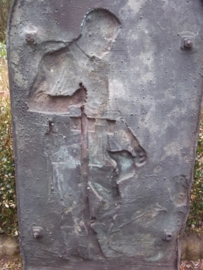 German bronze grave memorial. Duitse bronzen grafplaat met soldaat bij het graf 70 bij 40 cm TOP