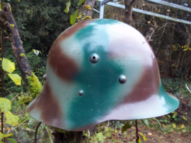 Bulgarian helmet pattern 1936 with post war camouflage. Bulgaarse helm model 1936 met naoorlogse camouflage, officieel zo gedaan.