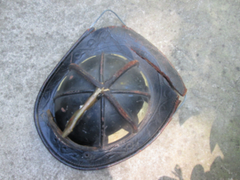 USA leather firebrigade helmet in used condition. Amerikaanse leren brandweerhelm, relique, hij is zo uit de strijd gekomen, achterkant gescheurd, zeer bijzonder en geleefde helm die wat gezien heeft TOP-stuk in dit genre.