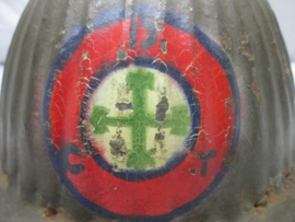 Portugese helmet 1916, very rare, brodie model also worn by British officers because of the weight. Portugese helm met binnenwerk, welke meestal weg is zeer zeer zeldzaam stuk mooi originele kleur met embleem TOP stuk.gedragen staat.