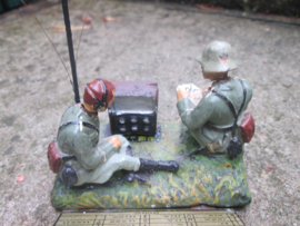 ELASTOLIN 2 German soldiers radiostation with morse code. 2 Duitse soldaten bij zendcentrale met metalen morse code plaatje leuk geheel.