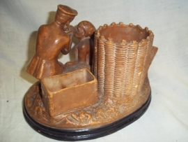 Terracotta statue , A german Red cross soldier and a French soldier. Terracotta beeld, Duitse Rode Kruis soldaat helpt een Franse koloniaal soldaat Zouaaf, beeld is genummerd.