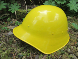 Swiss lightweight helmet civil defence. Zwitserse aluminium helm luchtbescherming, zeer nette staat.