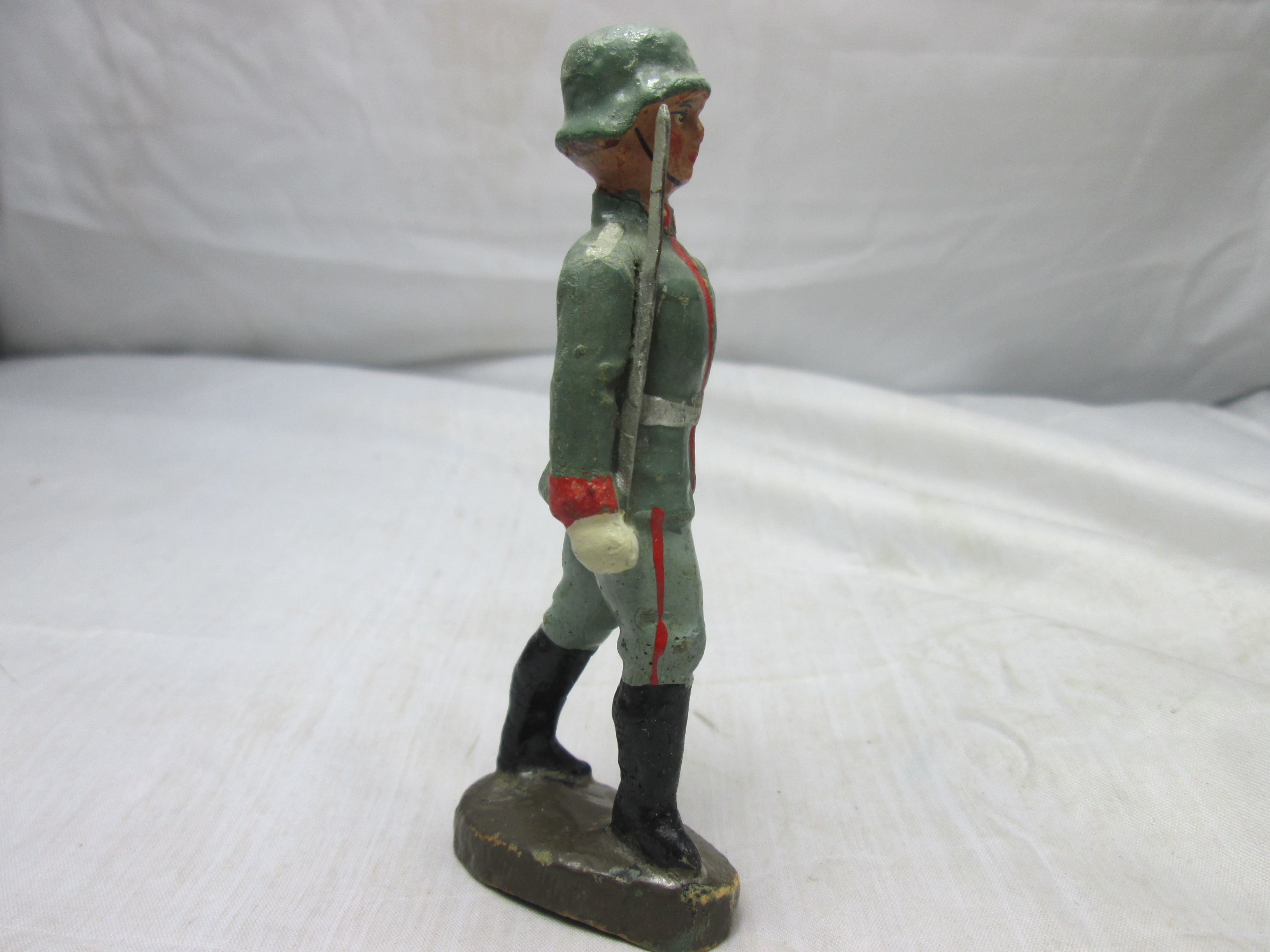 ELASTOLIN German soldier 10 cm. Elastolin Duitse soldaat in groot wachthuisje speciaal voor de 10 cm figuren zoals deze Duitse wachtpost, leuke bijzondere set