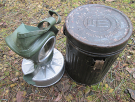German civil defence gasmask in a nice marked tin. Duits gasmasket luchtbescherming, Luftschutz, mooi gemarkeerd
