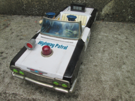 Tin toy mechanical batteries, Police car making noise sirene and light flashlight and STOP sign. Made in Japan Blikken politieauto werkend zwaailamp sirene, stop bord op batterijen. DAIYA Highway Patrol.