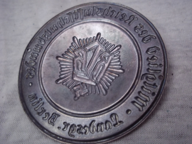 German plaque of the Civil defence. Duitse deur plaquette van de RLB Mitglied des Reichsluftschutzbundes Landesgruppe Berlin, met een blauw geemailleerd RLB vroeg model zware kwaliteit Zeldzaam met emaille.