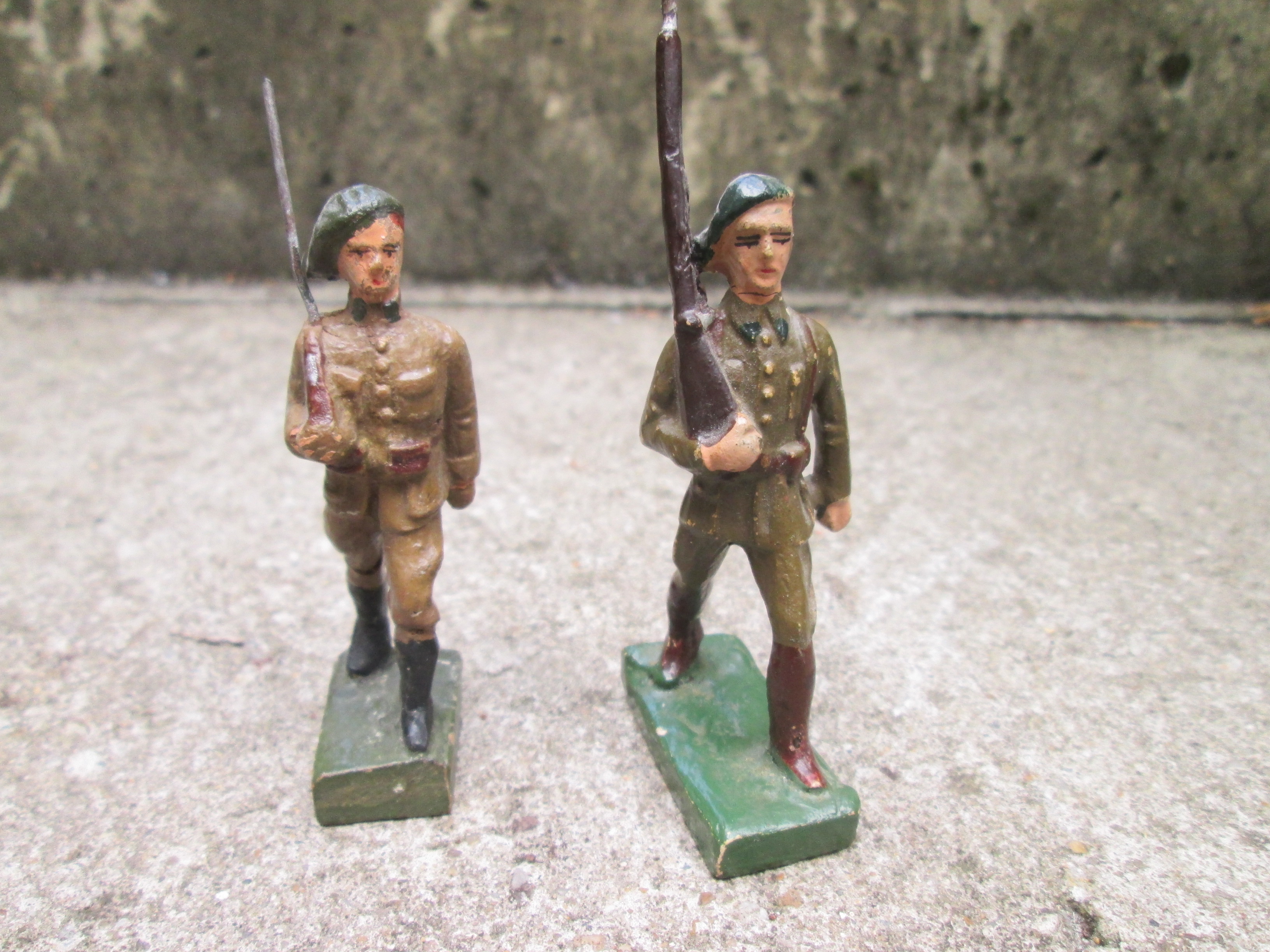 Fabrication Belge FB 2 Belgium soldiers chausseur Ardenne. 2 Belgische soldaten, Ardense jagers marcherend.