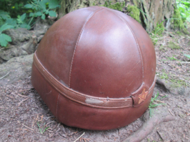 Japanese winter tank helmet made from leather, nicely marked complete with googles in pouch. Japanse winter leren tank helm gevoerd met bont, gemarkeerd zeer nette staat  compleet met bril in tasje.