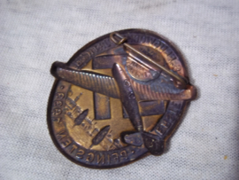 German tinnie, rally badge, Duitse tinnie, Erste N.S. Flugwoche Fürth/B. Pfingsten 1933. met maker op de speld. aparte tinnie.