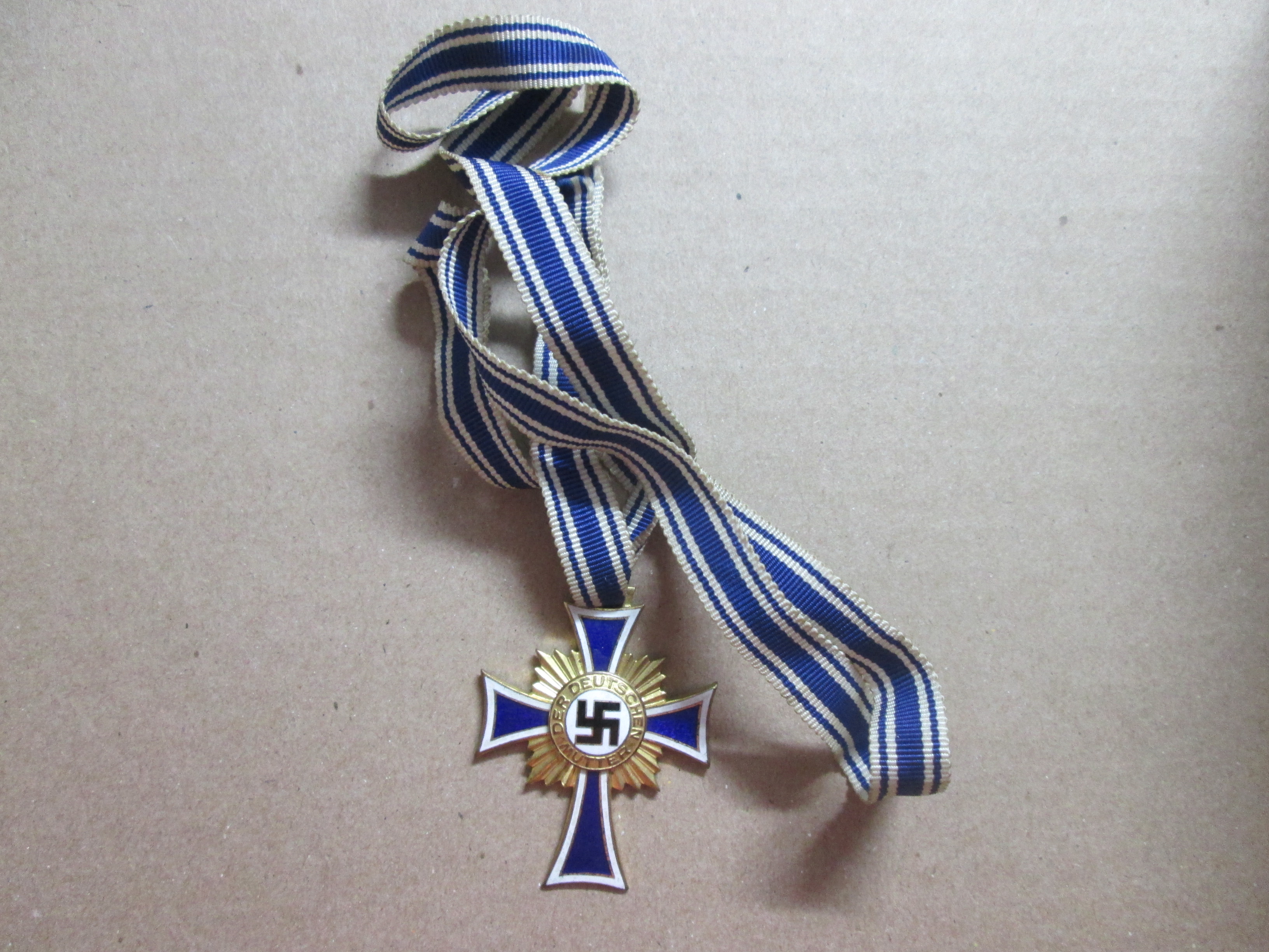 German mothercross in gold full lenght ribbon. Duits moederkruis met lang lint goud kleurig.