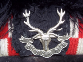 Scottish featherbonnet with badge. Schotse feather bonnet met maker, en embleem, gemaakt van struisvogel veren.