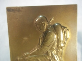 Plaque Austian army ww1, Bronzen plaquette Oostenrijks leger afgebeeld een Oostenrijkse soldaat in volle bepakking, knielend, zeer bijzonder