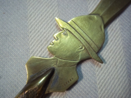 Trench- art Letter-opener ANZAC soldier. Loopgraven kunst brievenopener, geweer huls met Duitse knoop en de afbeelding van een Amerikaanse of Australische soldaat met de typische padvinderhoed.