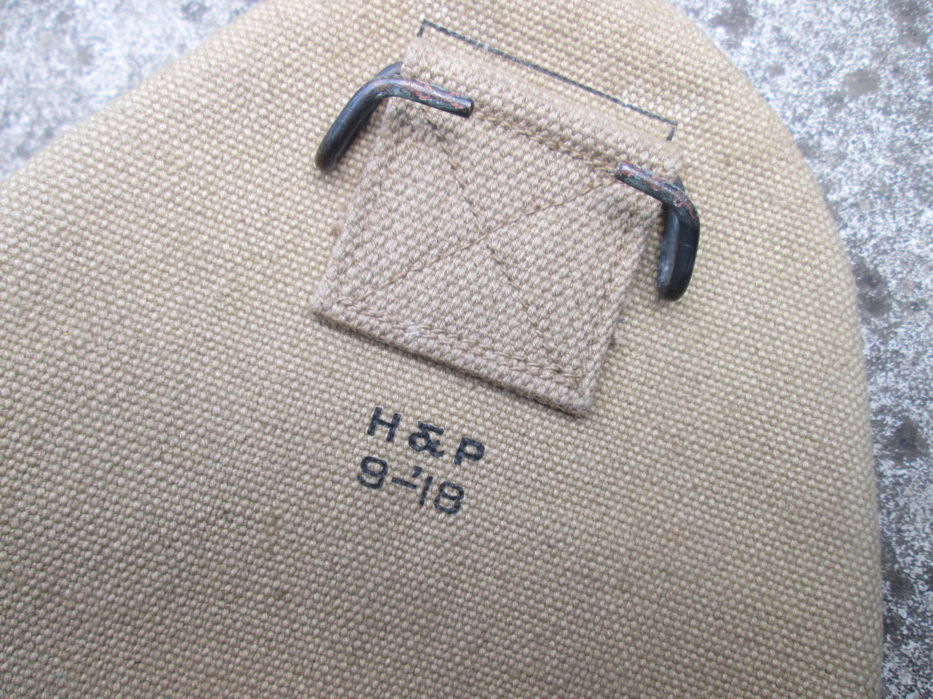 US Army T shovel with cover september 1918. Amerikaans T schopje met canvas hoes, schop niet gemarkeerd. leuk geheel.