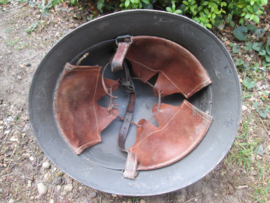 Swedish helmet M 21 (18). with liner double decal, front badge. Zweedse helm 1921 met decals en helm embleem.