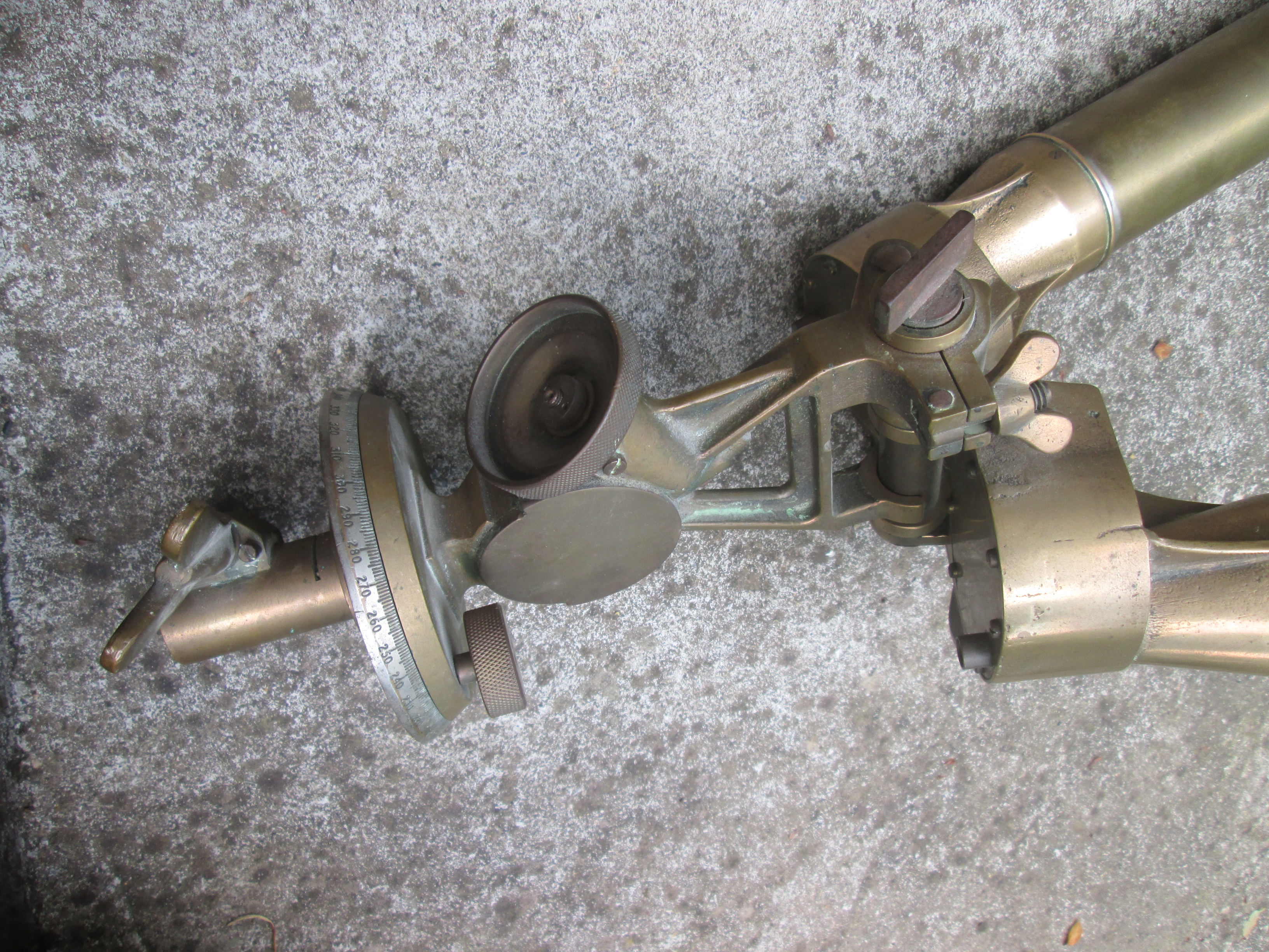 British telescope stereoscopic Mk IV, dated 1942. Engelse stereokijker, loopgravenkijker optisch goed, mooi gemarkeerd vervaardigd uit brons, zeer decoratief item.